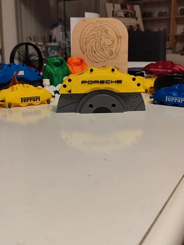 Porta penne Porsche a forma di pinza del freno stampato in 3D