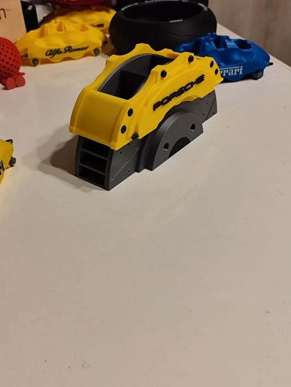 Porta penne Porsche a forma di pinza del freno stampato in 3D