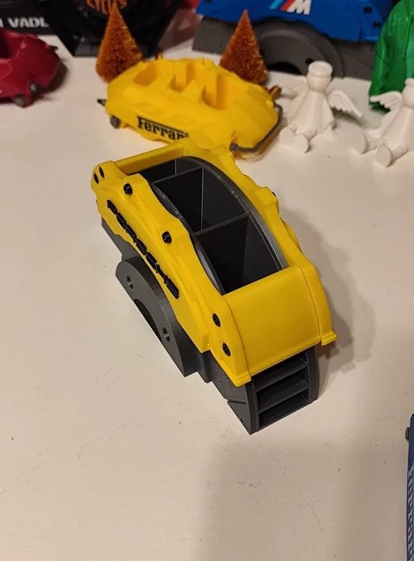 Porta penne Porsche a forma di pinza del freno stampato in 3D