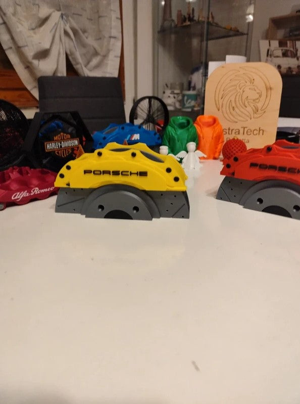 Porta penne Porsche a forma di pinza del freno stampato in 3D